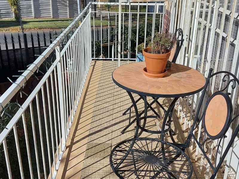 Modern 2-Bedroom Pet-Friendly Duplex - Photo 2