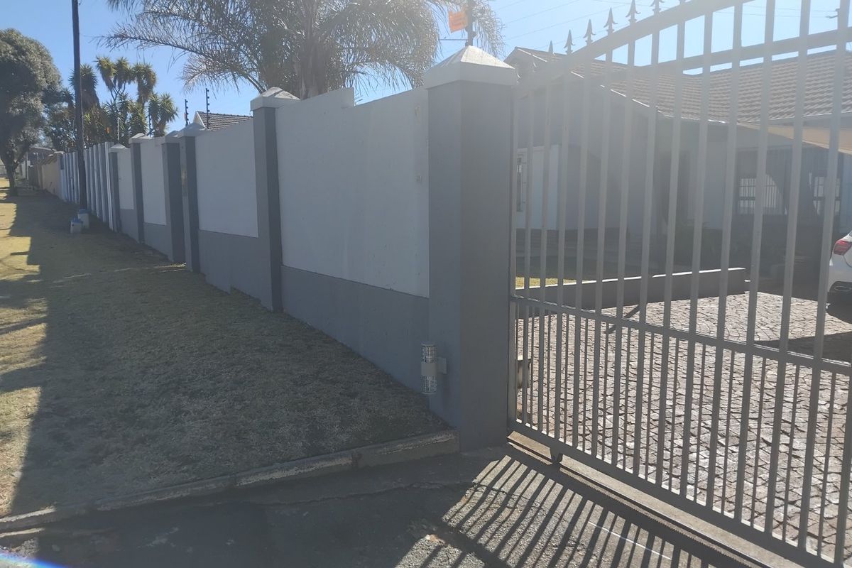 Spacious 3-Bedroom Home with Pool, Granny Flat, and Entertainment Features - Photo 2