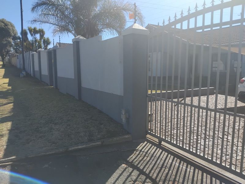 Spacious 3-Bedroom Home with Pool, Granny Flat, and Entertainment Features - Photo 2