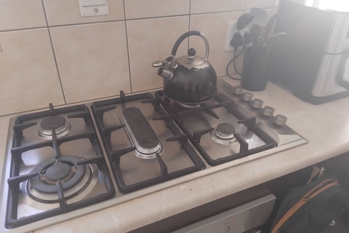 Spacious 3-Bedroom Home with Pool, Granny Flat, and Entertainment Features - Photo 4