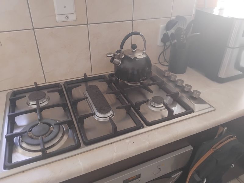 Spacious 3-Bedroom Home with Pool, Granny Flat, and Entertainment Features - Photo 4