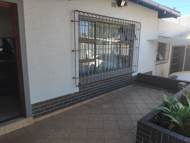 Spacious 3-Bedroom Home with Pool, Granny Flat, and Entertainment Features - Photo 10