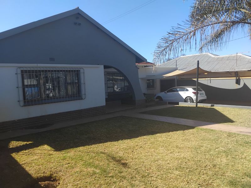 Spacious 3-Bedroom Home with Pool, Granny Flat, and Entertainment Features - Photo 9