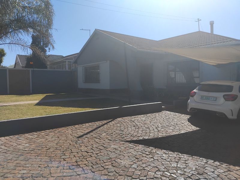 Spacious 3-Bedroom Home with Pool, Granny Flat, and Entertainment Features - Photo 8