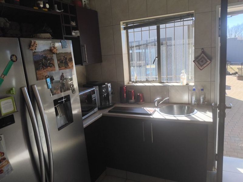 Spacious 3-Bedroom Home with Pool, Granny Flat, and Entertainment Features - Photo 7