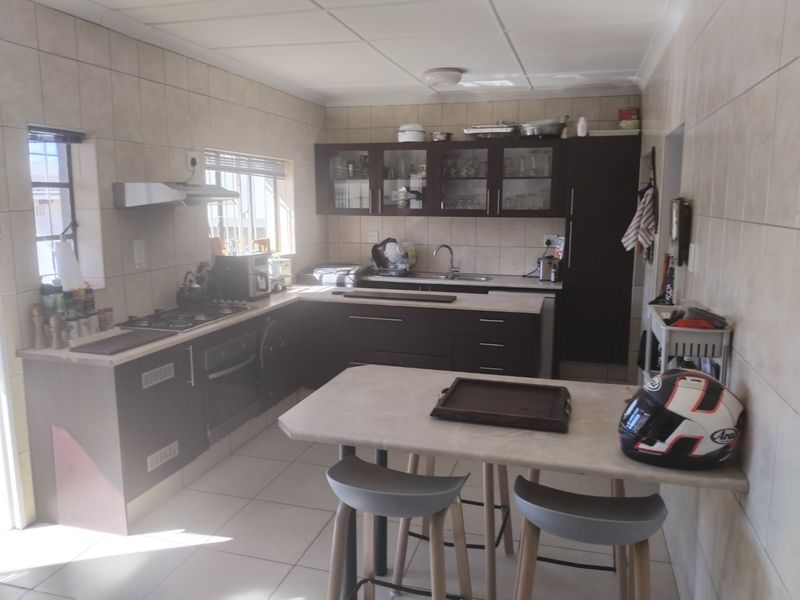 Spacious 3-Bedroom Home with Pool, Granny Flat, and Entertainment Features - Photo 6