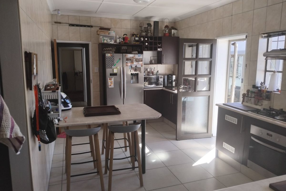 Spacious 3-Bedroom Home with Pool, Granny Flat, and Entertainment Features - Photo 5