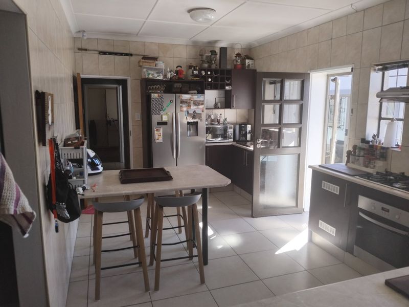 Spacious 3-Bedroom Home with Pool, Granny Flat, and Entertainment Features - Photo 5