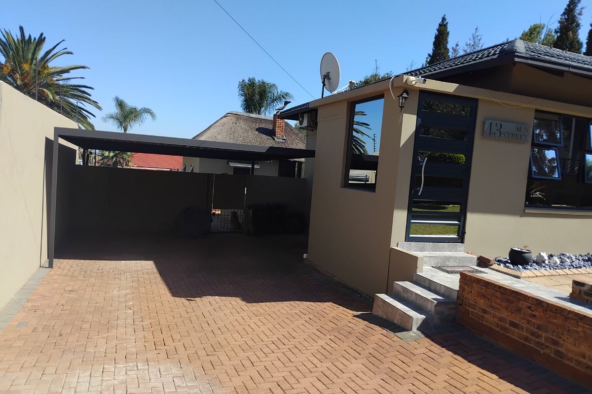 Spacious 3-Bedroom Home with Cottage, Pool, and Excellent Security - Photo 2