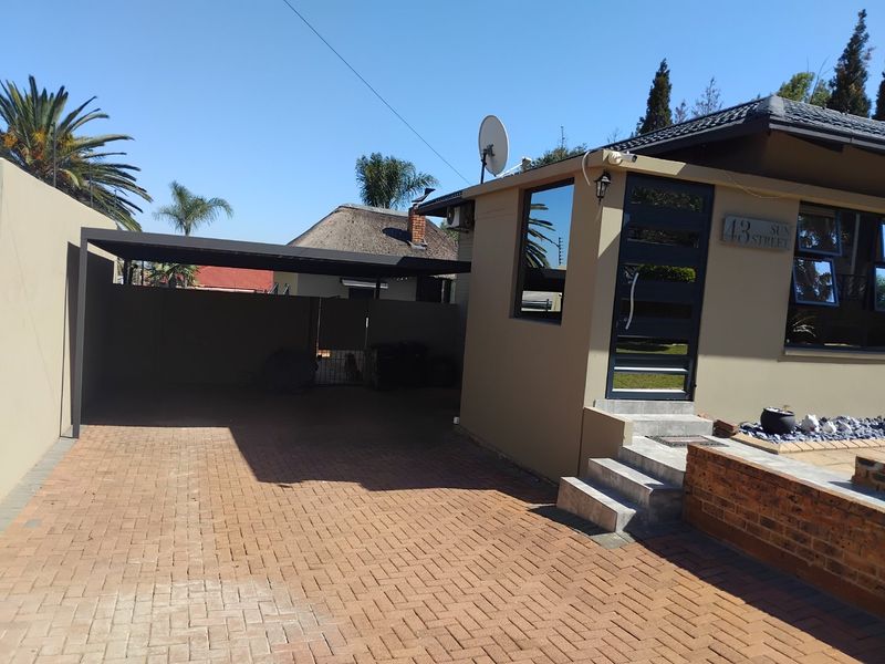 Spacious 3-Bedroom Home with Cottage, Pool, and Excellent Security - Photo 2