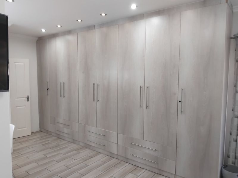 Spacious 3-Bedroom Home with Cottage, Pool, and Excellent Security - Photo 10