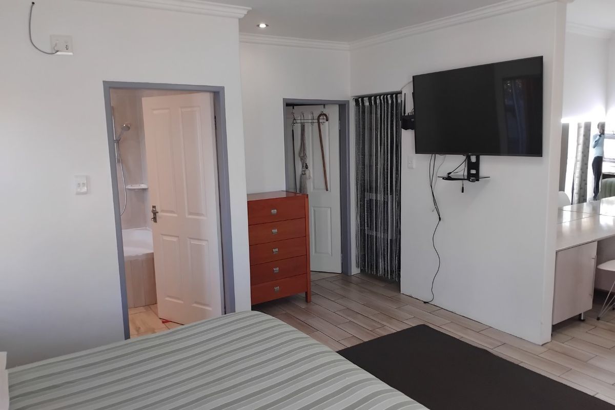 Spacious 3-Bedroom Home with Cottage, Pool, and Excellent Security - Photo 5