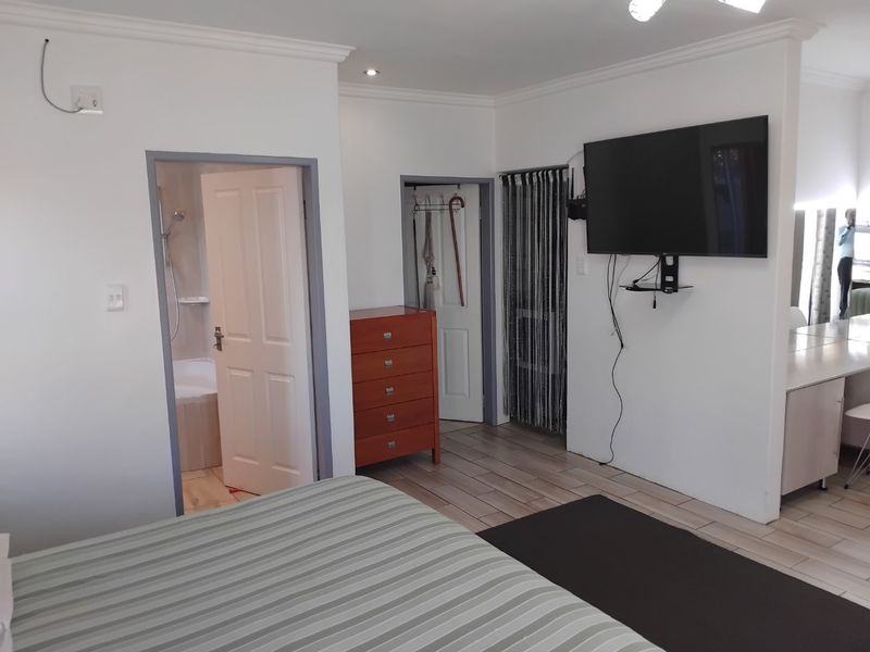 Spacious 3-Bedroom Home with Cottage, Pool, and Excellent Security - Photo 5