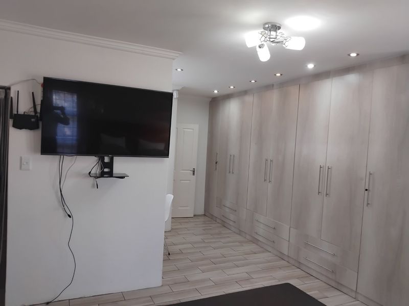 Spacious 3-Bedroom Home with Cottage, Pool, and Excellent Security - Photo 6