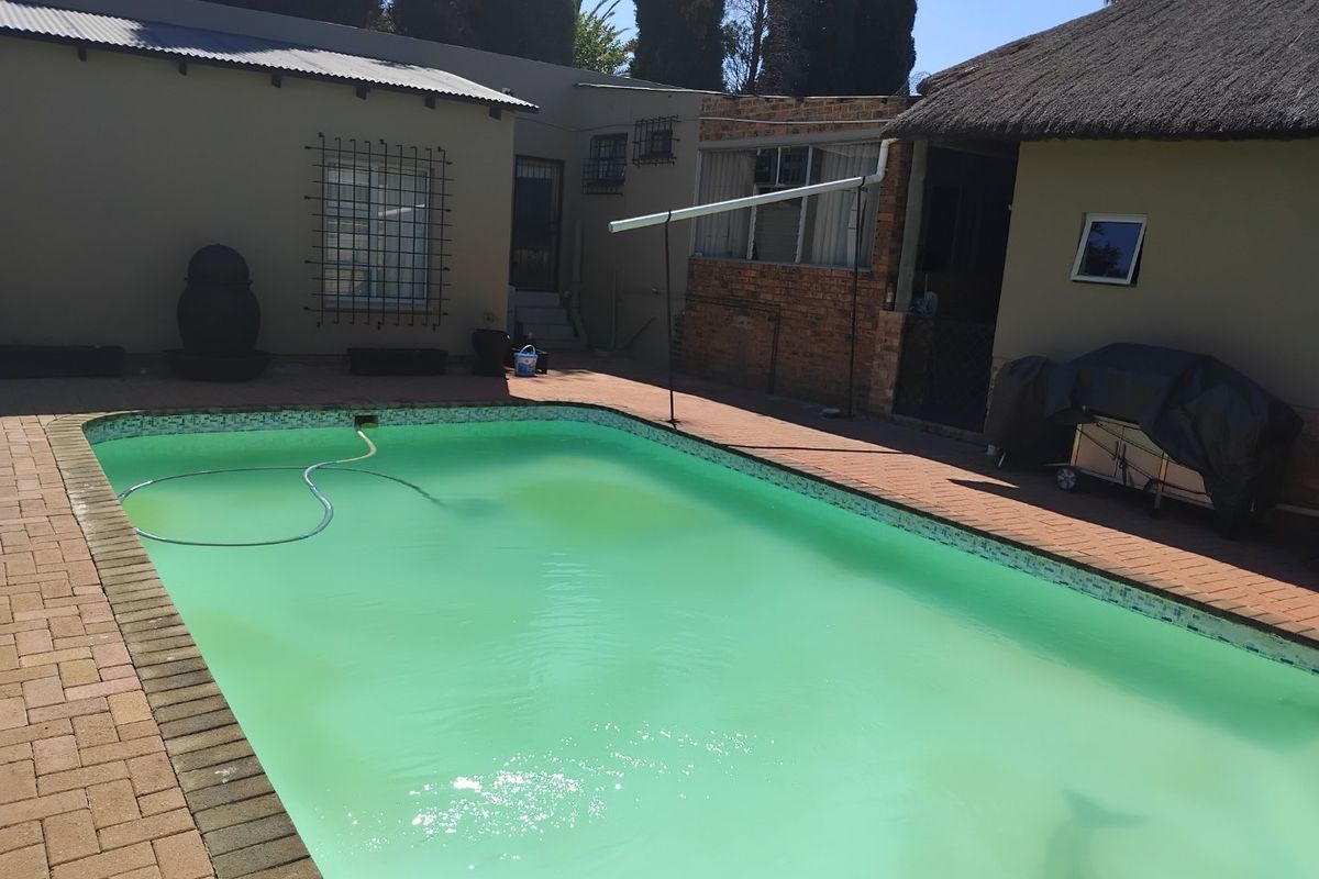 Spacious 3-Bedroom Home with Cottage, Pool, and Excellent Security - Photo 2