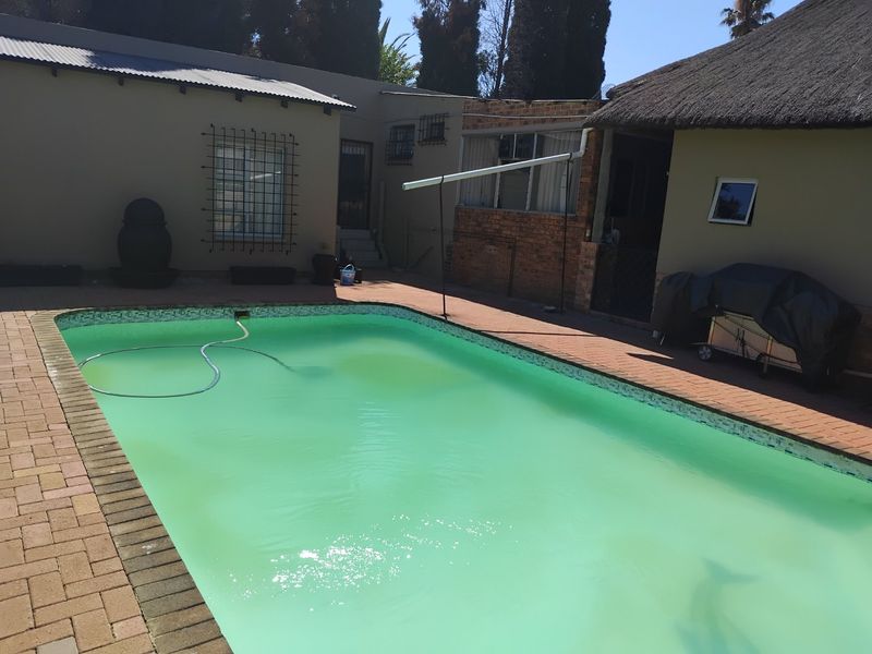 Spacious 3-Bedroom Home with Cottage, Pool, and Excellent Security - Photo 2