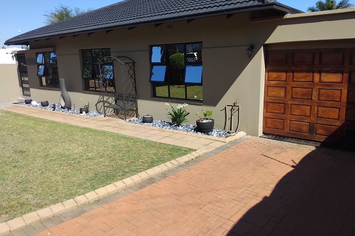 Spacious 3-Bedroom Home with Cottage, Pool, and Excellent Security - Photo 3