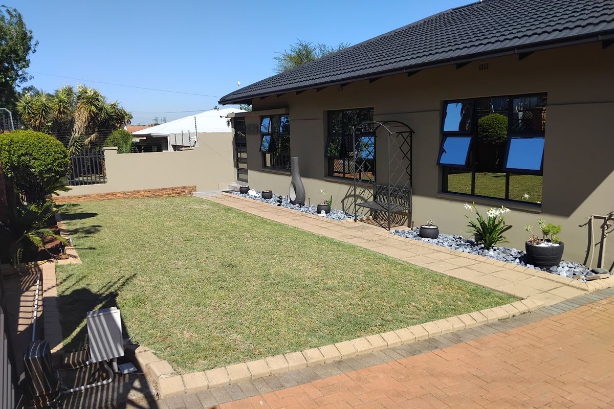 Spacious 3-Bedroom Home with Cottage, Pool, and Excellent Security - Photo 4