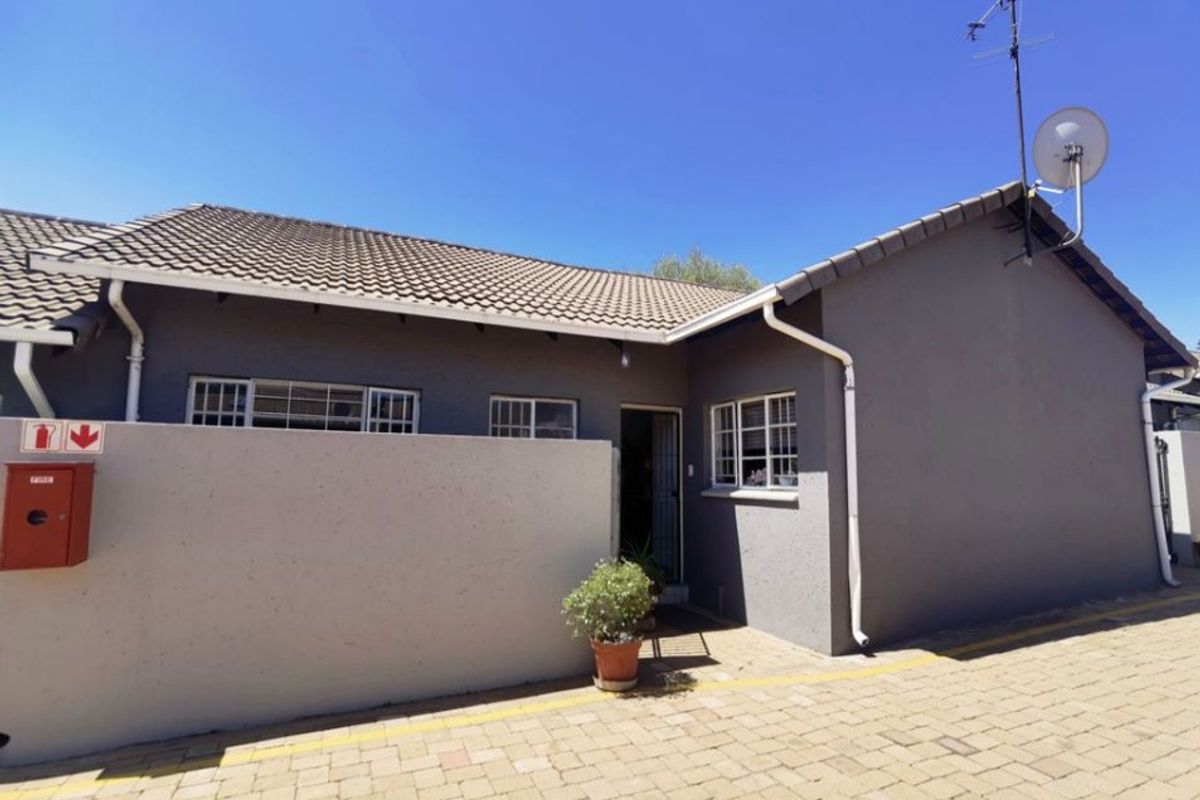 Cozy 2-Bedroom Simplex with Garden in Secure Complex - Photo 3