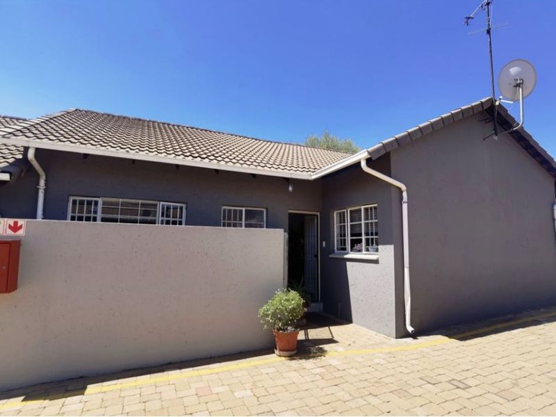 Cozy 2-Bedroom Simplex with Garden in Secure Complex - Photo 3