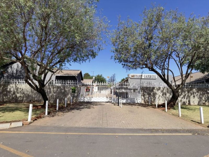 Cozy 2-Bedroom Simplex with Garden in Secure Complex - Photo 2