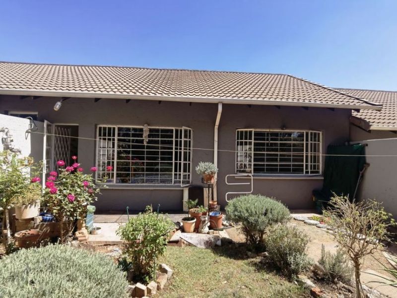 Cozy 2-Bedroom Simplex with Garden in Secure Complex - Photo 6