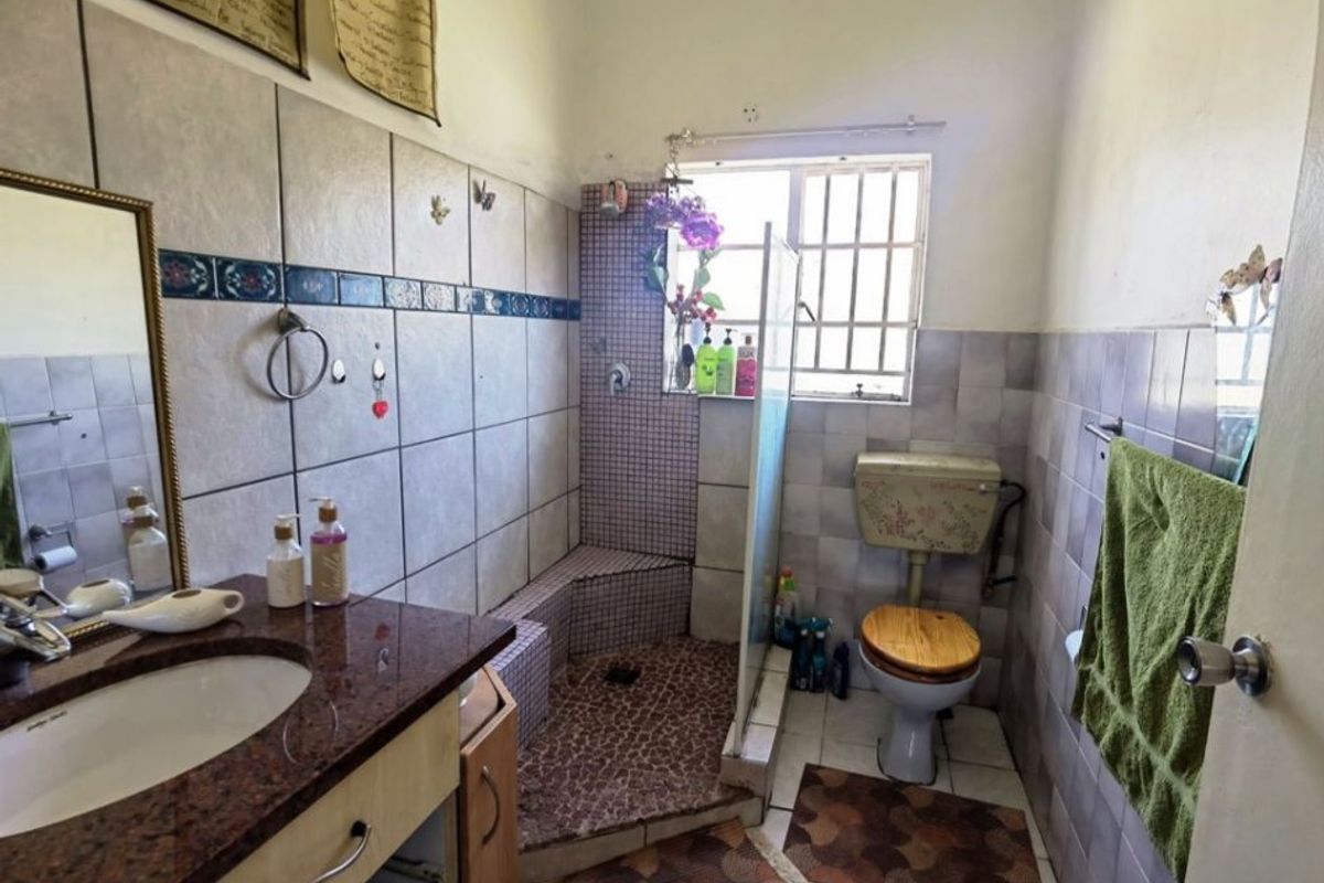 Cozy 2-Bedroom Simplex with Garden in Secure Complex - Photo 5