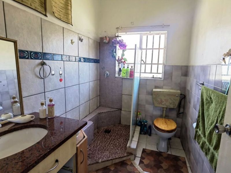 Cozy 2-Bedroom Simplex with Garden in Secure Complex - Photo 5