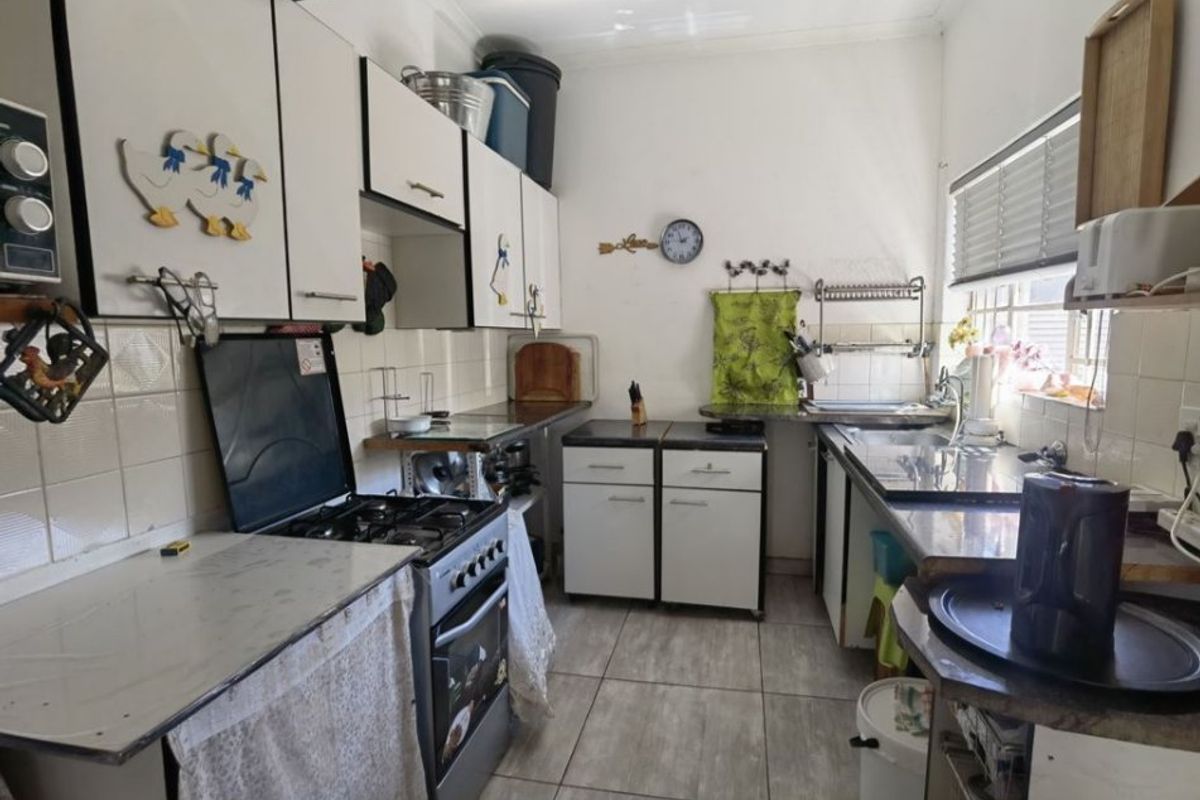 Cozy 2-Bedroom Simplex with Garden in Secure Complex - Photo 4
