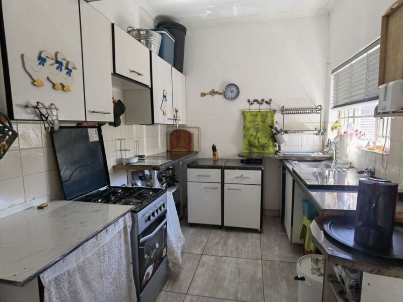 Cozy 2-Bedroom Simplex with Garden in Secure Complex - Photo 4