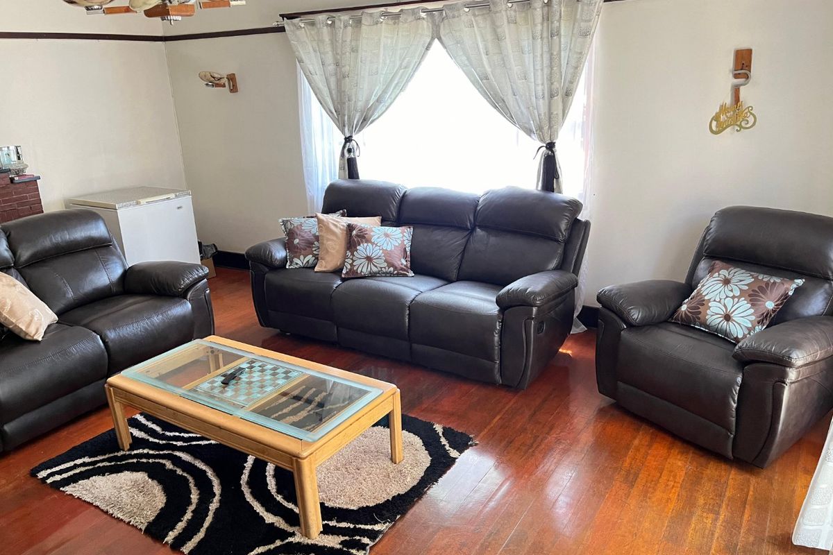 Spacious 3-Bedroom Home with Pool and Granny Flat - Photo 3