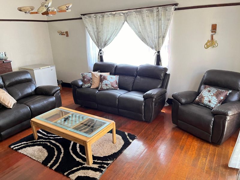 Spacious 3-Bedroom Home with Pool and Granny Flat - Photo 3