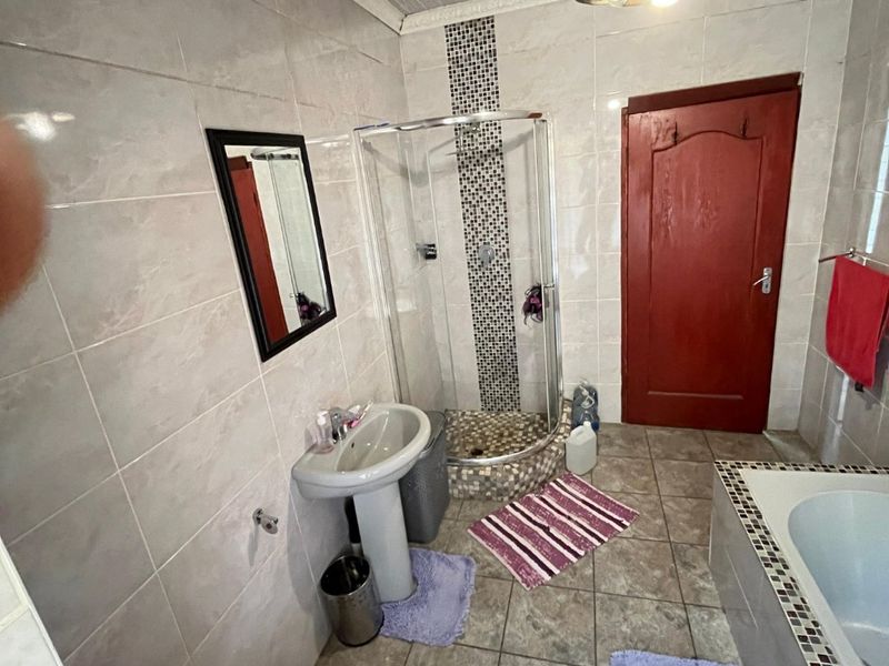 Spacious 3-Bedroom Home with Pool and Granny Flat - Photo 7