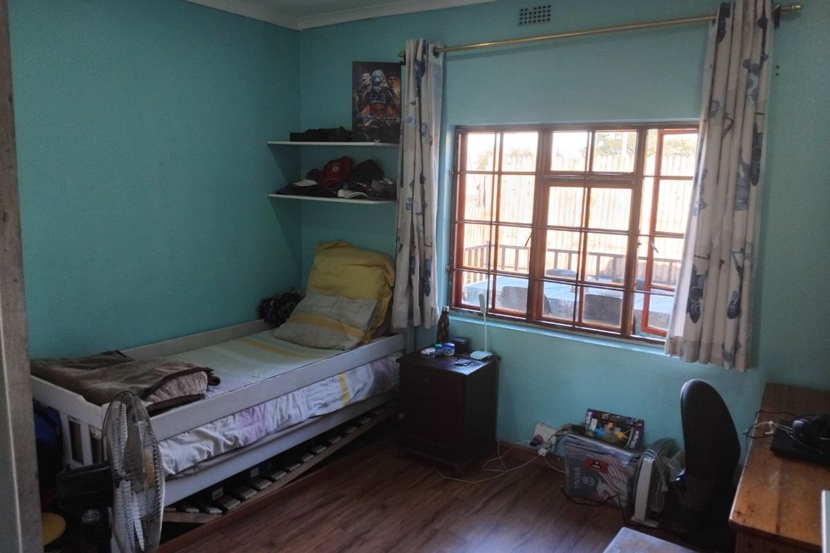 Spacious 4-Bedroom Family Home with Pool and Modern Features - Photo 5