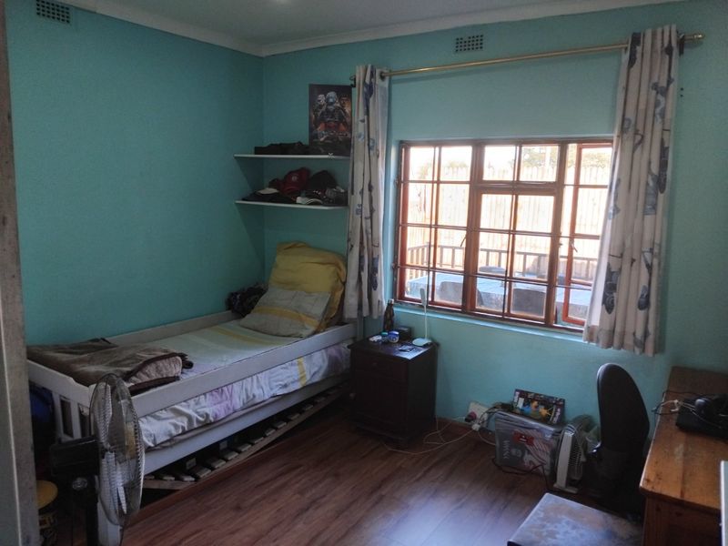 Spacious 4-Bedroom Family Home with Pool and Modern Features - Photo 5