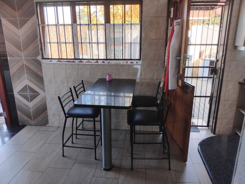 Spacious 4-Bedroom Family Home with Pool and Modern Features - Photo 7