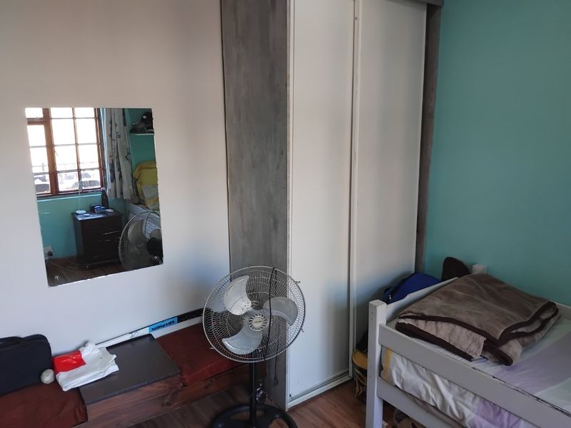 Spacious 4-Bedroom Family Home with Pool and Modern Features - Photo 6