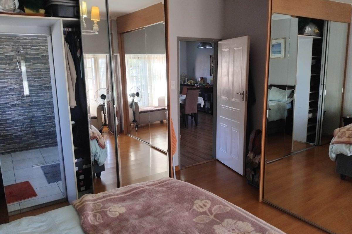 Spacious 4-Bedroom Family Home with Pool and Modern Features - Photo 3