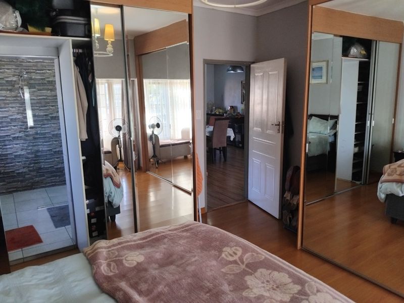 Spacious 4-Bedroom Family Home with Pool and Modern Features - Photo 3