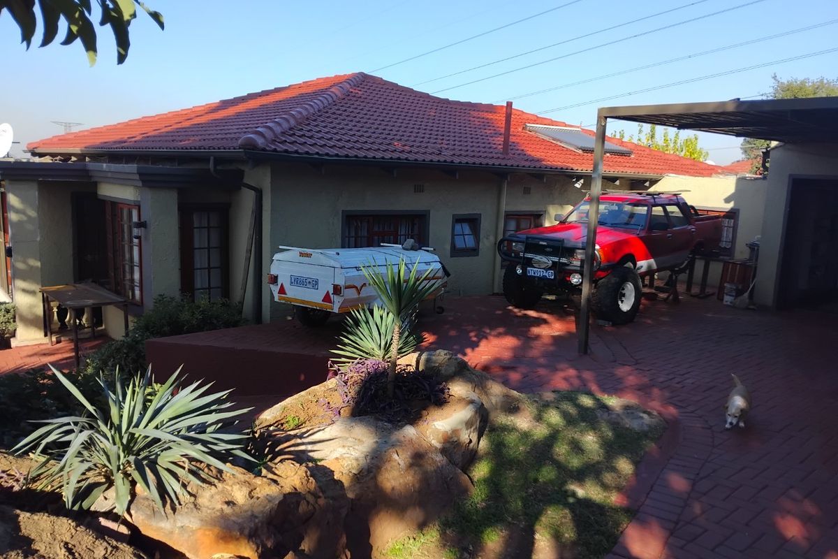 Spacious 4-Bedroom Family Home with Pool and Modern Features - Photo 2