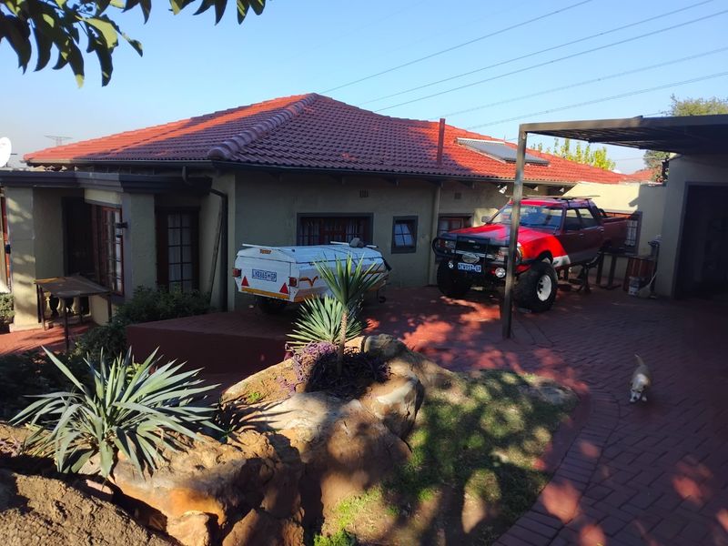 Spacious 4-Bedroom Family Home with Pool and Modern Features - Photo 2