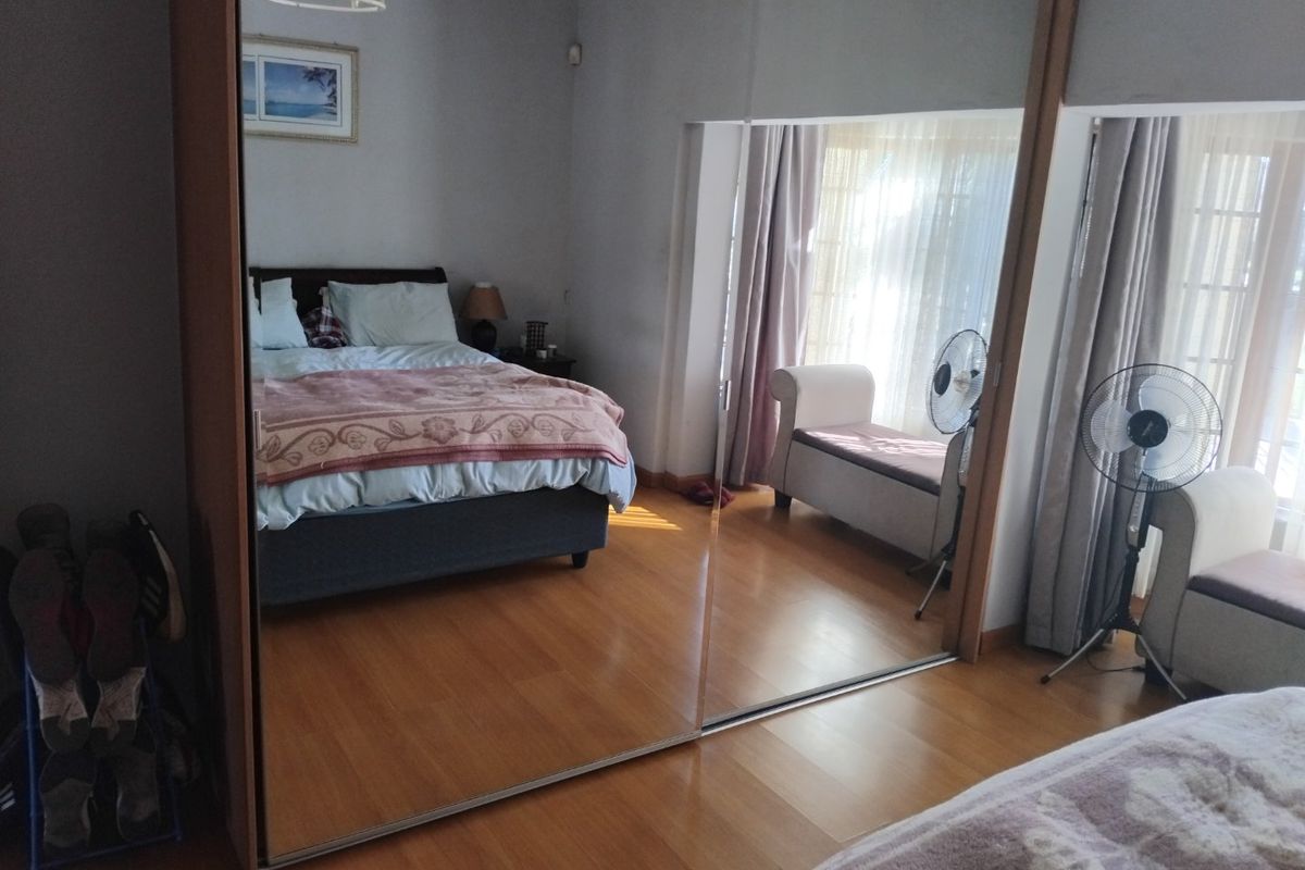 Spacious 4-Bedroom Family Home with Pool and Modern Features - Photo 4