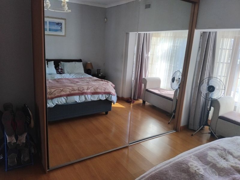 Spacious 4-Bedroom Family Home with Pool and Modern Features - Photo 4