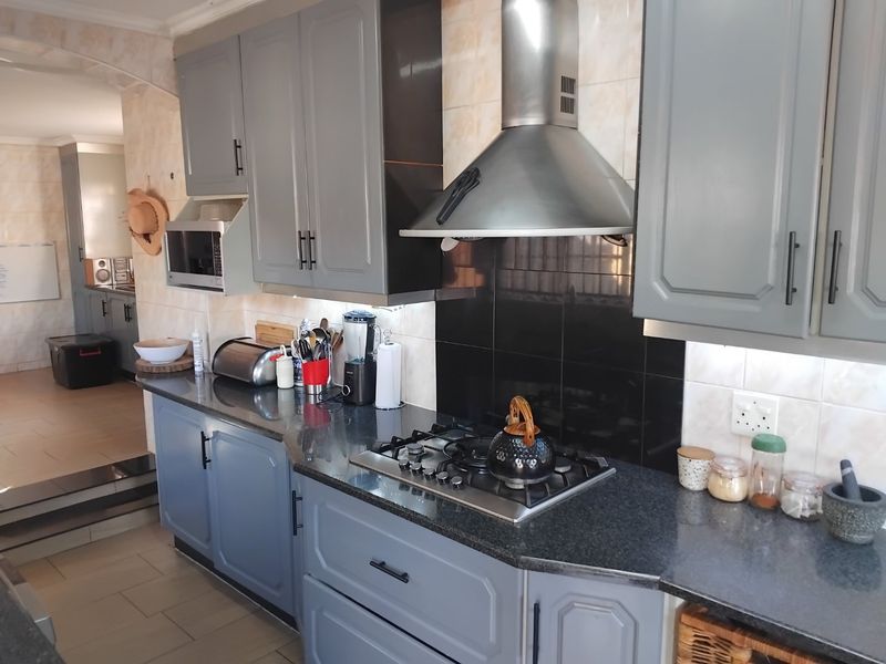 Spacious 4-Bedroom Family Home with Pool and Modern Features - Photo 10