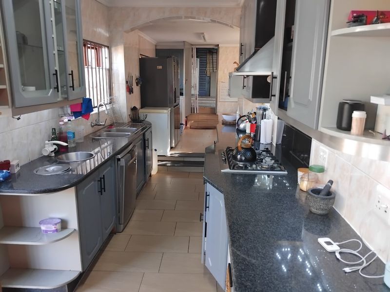 Spacious 4-Bedroom Family Home with Pool and Modern Features - Photo 9