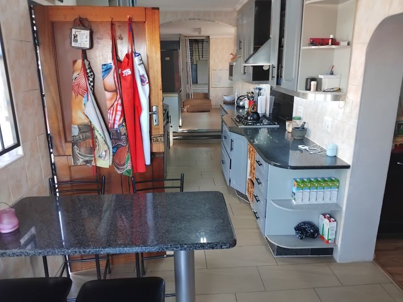 Spacious 4-Bedroom Family Home with Pool and Modern Features - Photo 8