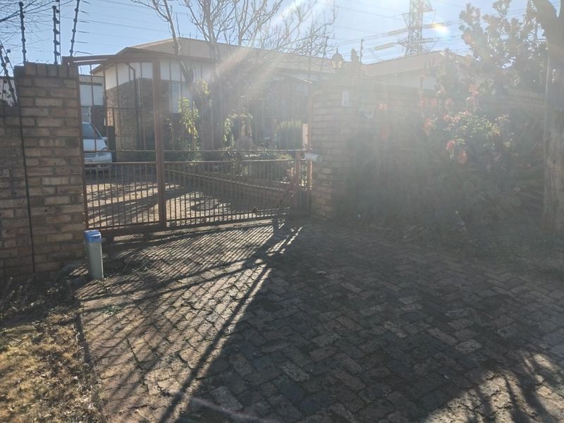 Charming Family Home for Sale in Sought-After Primrose Hill - Photo 9