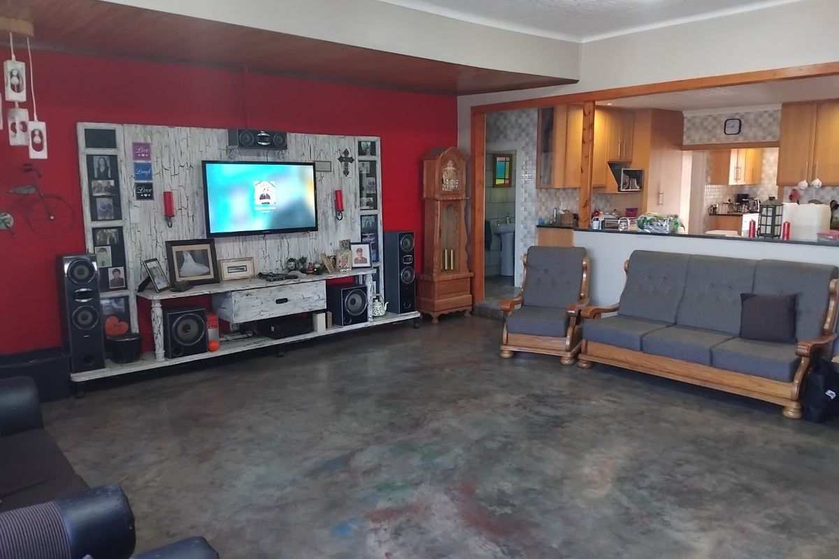 Spacious 3-Bedroom Family Home with Multiple Living Areas and Ample Parking - Photo 4