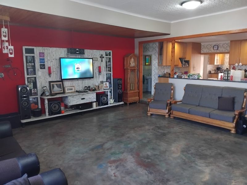 Spacious 3-Bedroom Family Home with Multiple Living Areas and Ample Parking - Photo 4