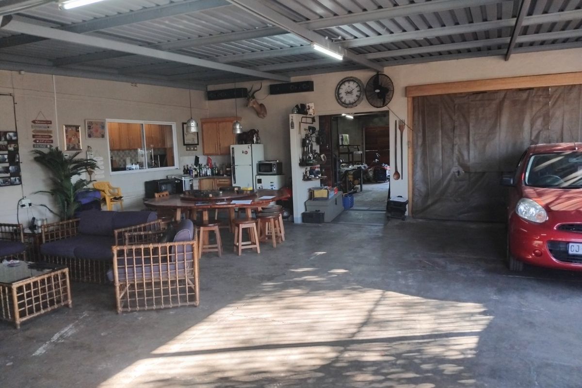 Spacious 3-Bedroom Family Home with Multiple Living Areas and Ample Parking - Photo 2